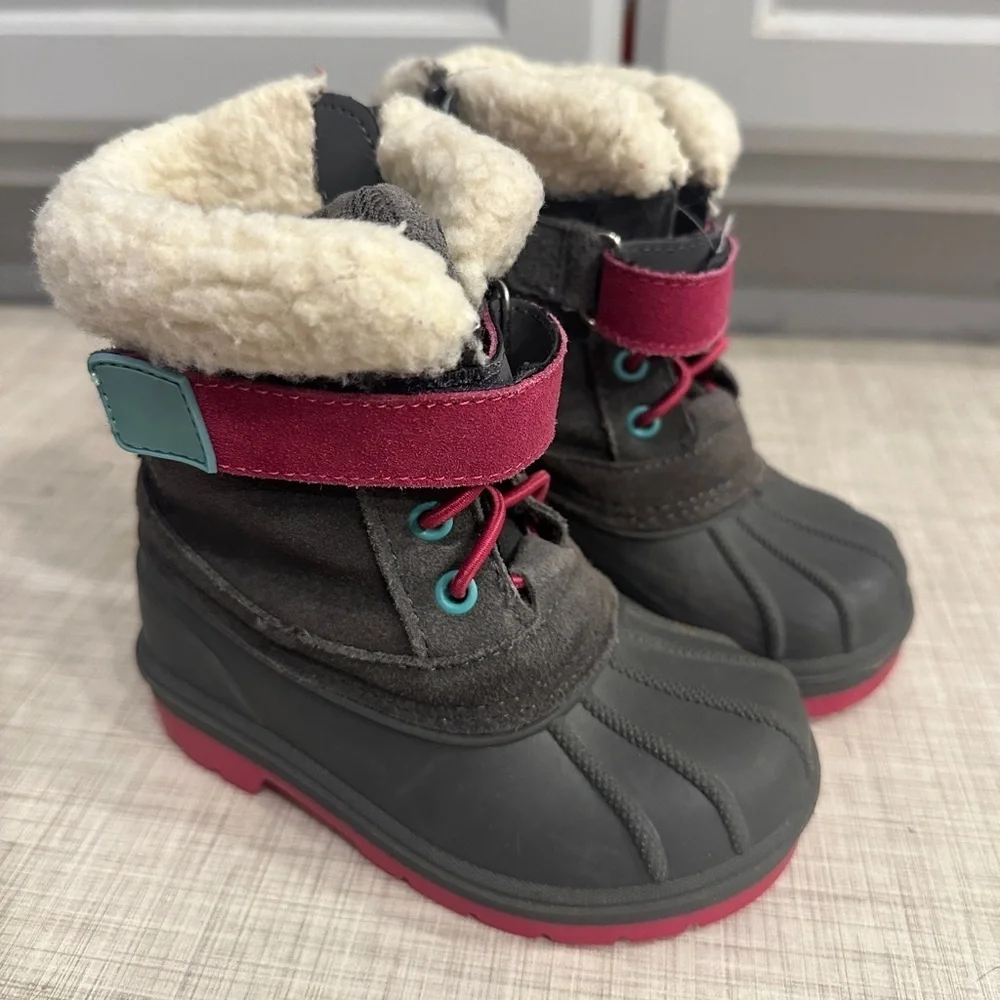 Cat and jack snow boots size 7